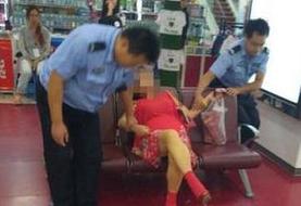 怀抱死婴不撒手