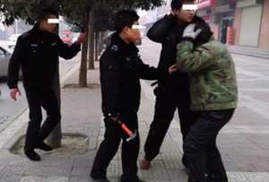 城管抡铁锤砸桌椅,以执法的名义违规操作