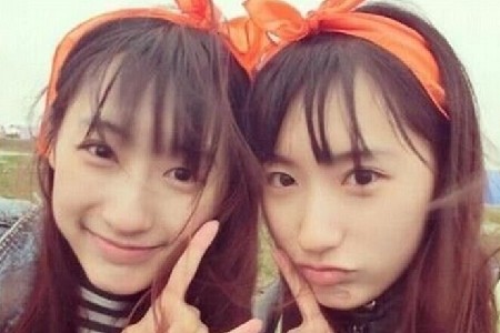 东莞2米长巨蟒公园晒太阳 蛇王徒手将其擒获(