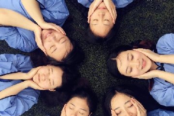 霉霉曝新MV海报 当红超模闺蜜团齐助阵