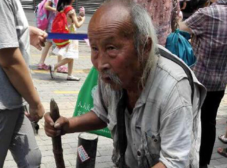  103岁老人街头乞讨  称为贴补儿子▏ _社会新闻
