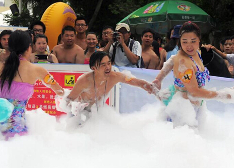 纽约诞生新大胃王 10分钟狂吞62个热狗不费劲