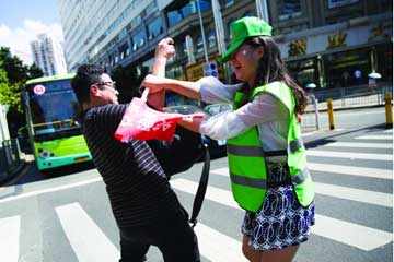 官员与两女生开房 男友跟踪拍下双飞视频▏广