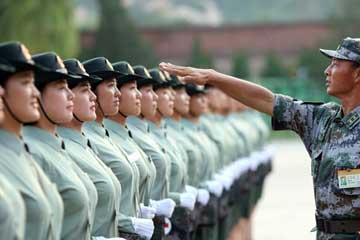 网曝街头原配打小三引众人围观(图)▏男子 截图