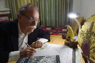  福建外教走红 :酷似爱因斯坦却不懂物理 只教英