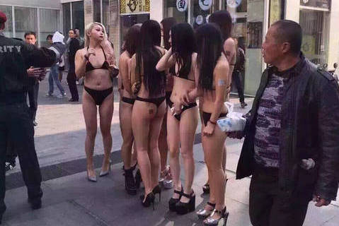 异装癖穿女装内衣感受_美女穿性感内衣(2)
