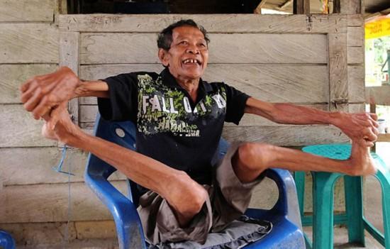 印尼68岁 老人展现柔身术  双腿可以随意掰方向