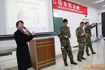 四川高校将性教育列为必修课 女老师现场教男