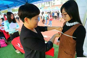 广州某校园招聘会 女生现场被量三围▏