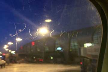 上海飞沈阳一飞机舷窗被人刻字到此一游▏舷