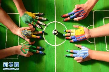 诙谐有趣的手指足球赛▏足球赛 手指 体育学院