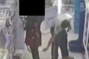 偷拍狂魔在超市拍女顾客裙底 各种夸张姿势(组