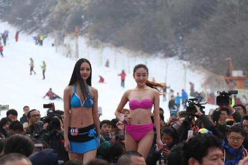  零下3度泳装走秀 (组图) 集体展示冰美人的性感
