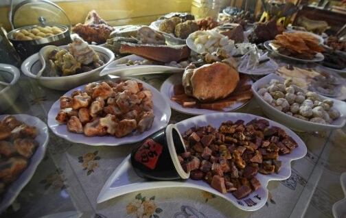 太原 石痴 老人摆出 石头宴 看的人流口水(图)▏