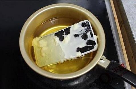 百部手机丢进油锅(组图):特殊炮制、滋滋作响,