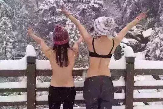  脱上身雪中求男友 (组图):身材火辣、肌肤胜雪、