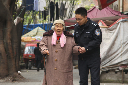  老太房产留民警 (民警):朝夕相伴 不是亲人胜似