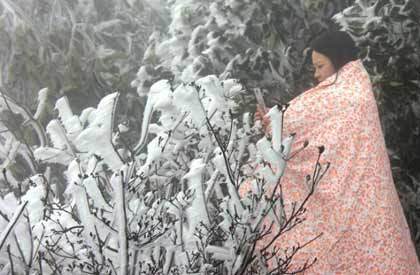  广东现雪景奇观 (组图):如冰雪奇缘!美女裹棉被