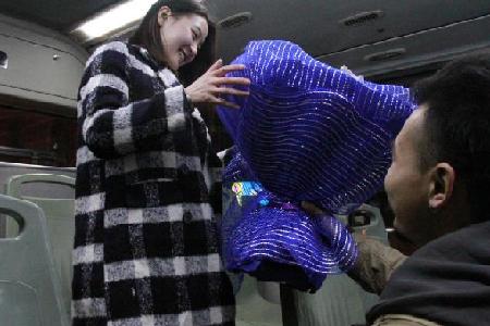  公交搭讪求婚成功  小伙撩妹技能满分不能再多