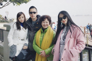 成都姑娘47岁老爸颜值似男友 妈妈像姐妹▏妈