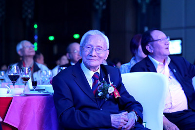 你身上层层叠叠的黑色,怎样一步步统治时尚的