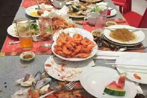  吃自助餐疯狂铲虾 (组图):现场图曝光!你争我抢