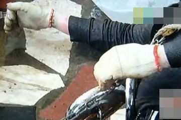  身绑铁链哑铃溺亡 (组图):现场图惨不忍睹 网友