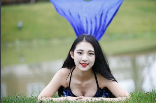  准空姐化身美人鱼 (组图):大秀事业线、人鱼线 