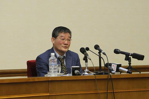 小伙高速砸车救人 双手被玻璃划得血肉模糊(图