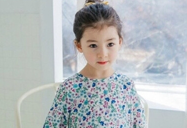  5岁混血模特走红 (图) 网友:大眼呆萌潮范十足▏