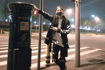 上海 鹿晗同款 邮筒火了 粉丝排队求合影(图)在