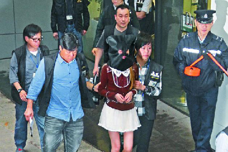 香港水泥藏尸案:女疑犯性感指认现场