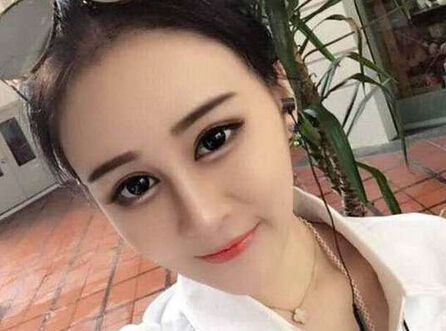 曝赵本山19岁女儿当网络主播 一副网红派头▏