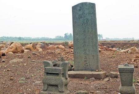 广东雷州一水库泄洪水位下降 现清朝古墓群