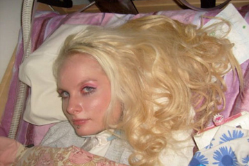 女孩自幼车祸全身瘫痪 打扮成芭比娃娃找回自