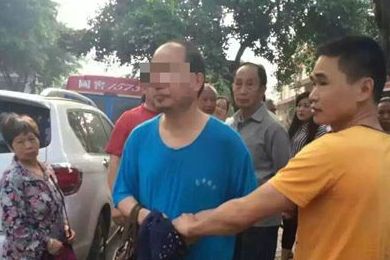  小学女生遇咸猪手 (图):故意撞上,趁机摸屁股揩