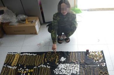  少女偷300万珠宝 (组图) 原因竟然是:追思男友,