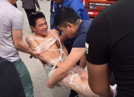 陕西 新郎被扒光泼狗血 拿灭火器喷 盘点各地婚