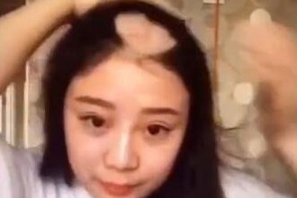  仿啃玉米头发被扯 (组图) 网友调侃:事先剃光的