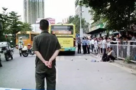 深圳初中生书包被公交车门夹住 卷入彻底不幸