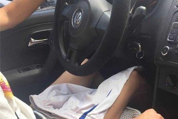 网约车司机裸下身载客 事后恐吓女乘客:找麻烦