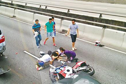  空姐安慰伤者获赞 (组图):半跪地上为其抹脸,细