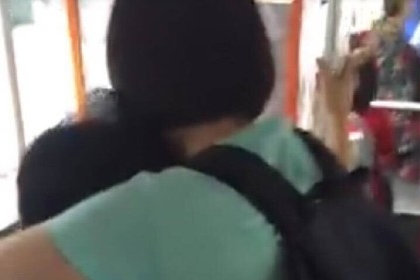  公交女色狼再现身 (组图):如饥似渴、又摸又抱,