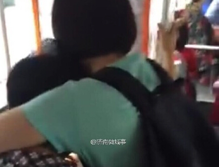 济南 公交女色狼再 度 现身 :向驾驶员求抱抱▏女