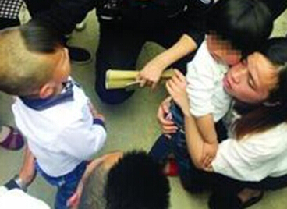  够不着按钮困电梯  两4岁孩子失踪急坏家长▏