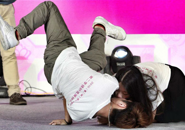 佛山情侣花式接吻(图) 姿势奇葩花式虐狗!