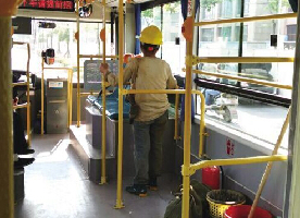 建筑工 怕弄脏座椅站一路  司机:坐吧,脏了我擦 图