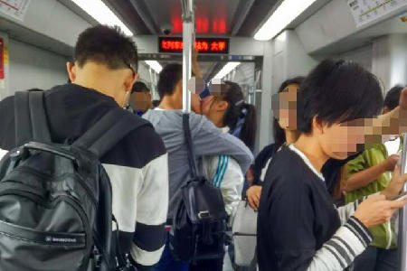  地铁一吻震动全国 (组图):湿吻11站25分钟,保持