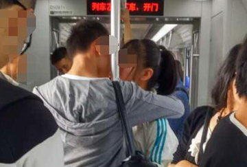 小情侣 地铁一吻  震动全国  吻了11站25分钟▏