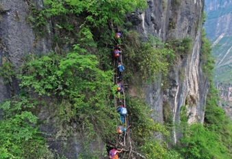  四川悬崖上的村庄 (图)开门是悬崖多人曾摔死▏